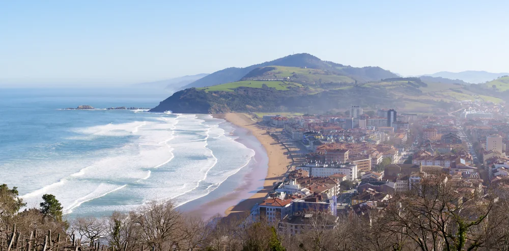 Vista panorámica de la playa y la villa de Zarautz